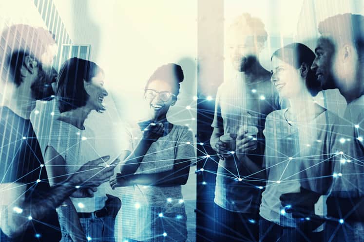 En grupp människor med grafik av noder.