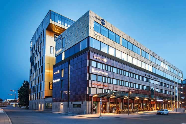 Fasadbild på Uppsala Gate i kvällsljus