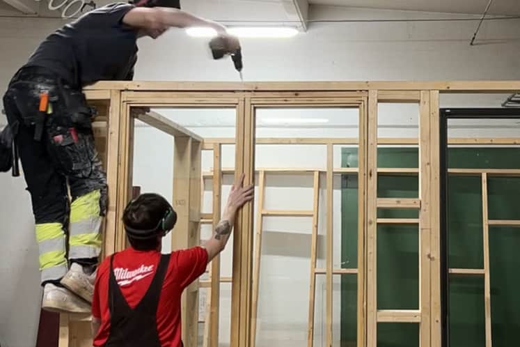 Några män som står på en träram