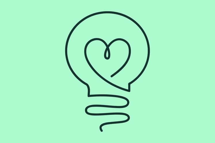 En illustrerad glödlampa med ett hjärta i mitten