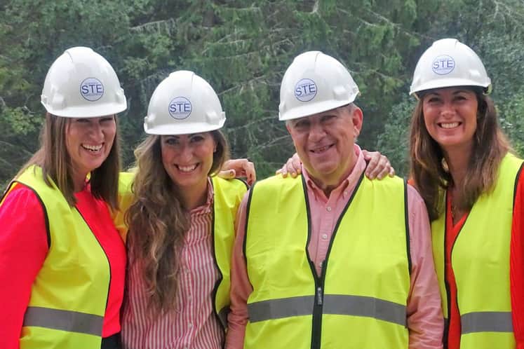 Systrarna och pappan i gula skyddsvästar.