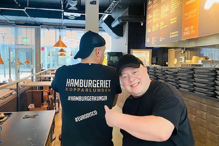 Eddie och Daniel står i det öppna köket.