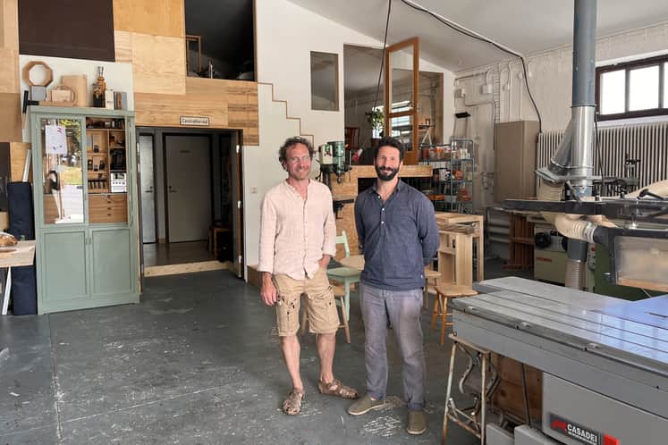 Stephan och Elias inne i sitt snickeri.