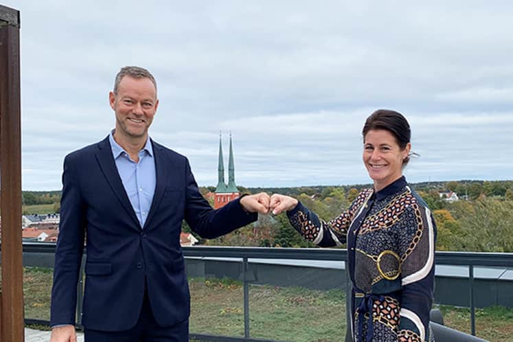 Mats och en kollega på takterrassen.