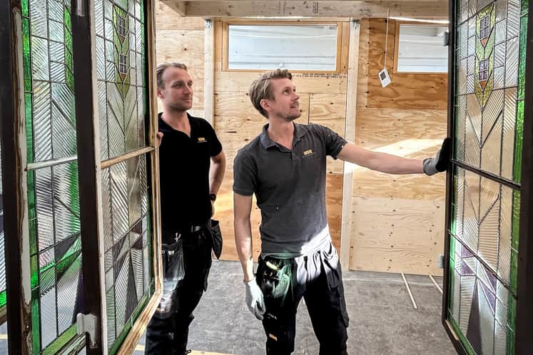 Jon och Robin Wiklund inspekterar fönster – energiglas och ljudisolerat glas i gamla bågar.