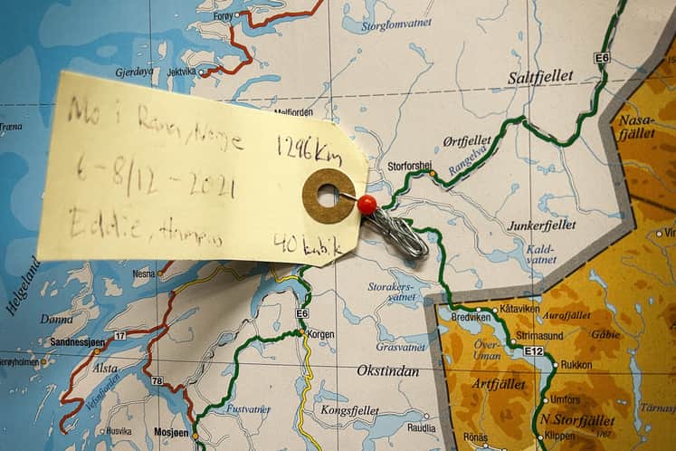 En karta. På kartan sitter en lapp med information gällande en flytt till Norge.