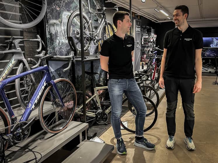 Bröderna Brolin står i sin butik.