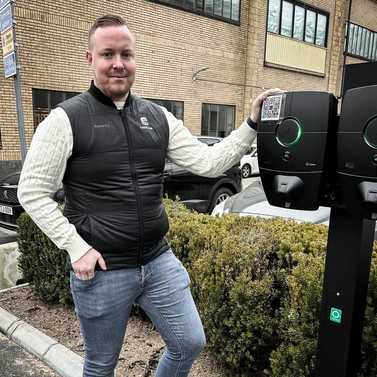Henrik Snäll står vid en laddstolpe.