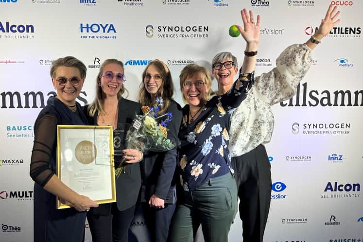 Fem kvinnor som står ihop och är glada för de har vunnit pris för årets butik 2023