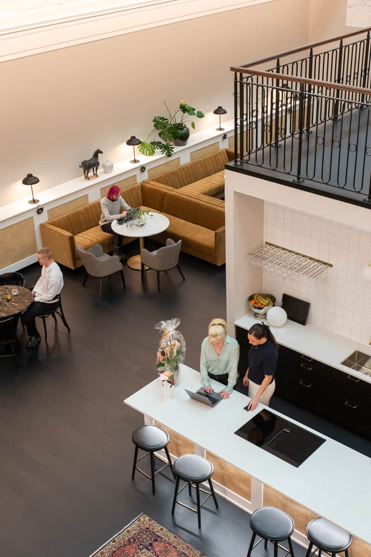 Stor gammal banklokal som numera är öppen loungeyta för medarbetarna på Consid