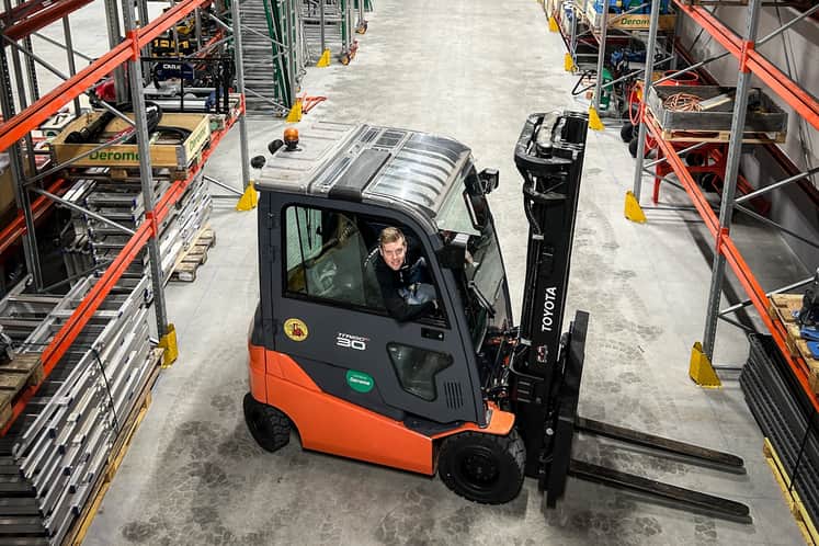 Person i en lift i en lagerlokal.