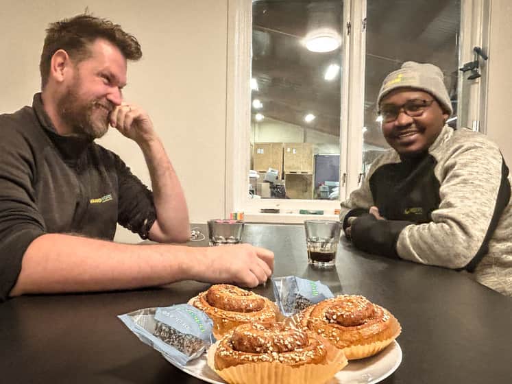 Lunchrum. Två personer fikar.