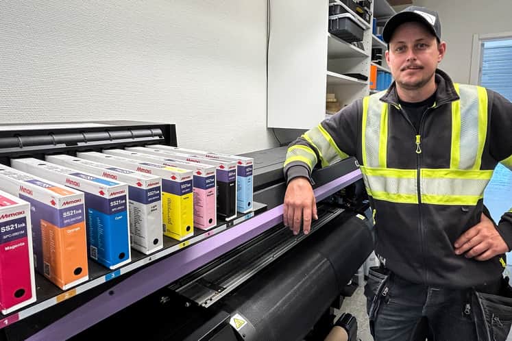 En del i firmans verksamhet är att tillverka skyltar och dekaler till beställare inom främst VVS-branschen.