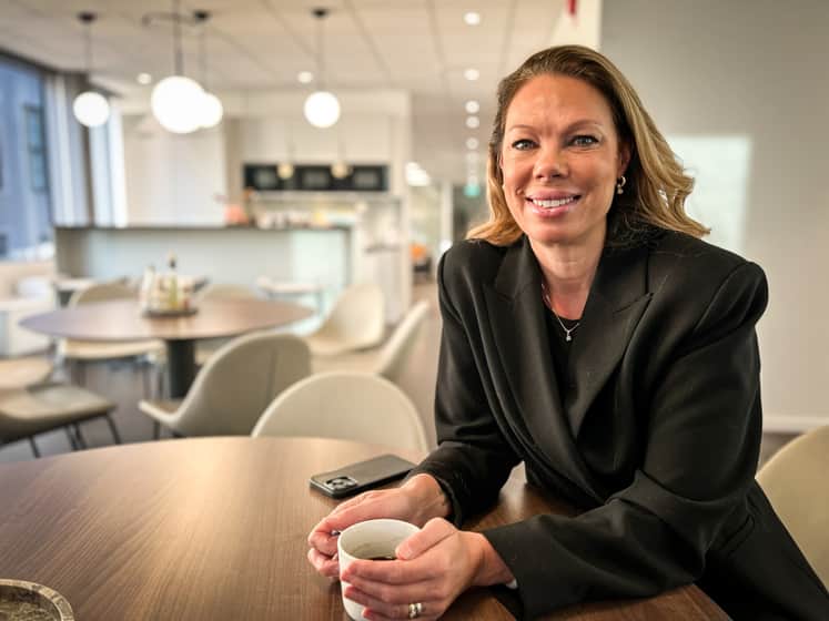 Anna Borgström, VD, sitter vid ett bord i ett lunchrum.