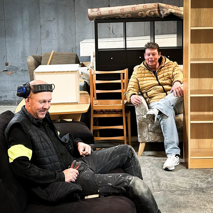 Joakim Larsson, snickare sitter i förgrunden. Bakom honom sitter Patrik Andersson.