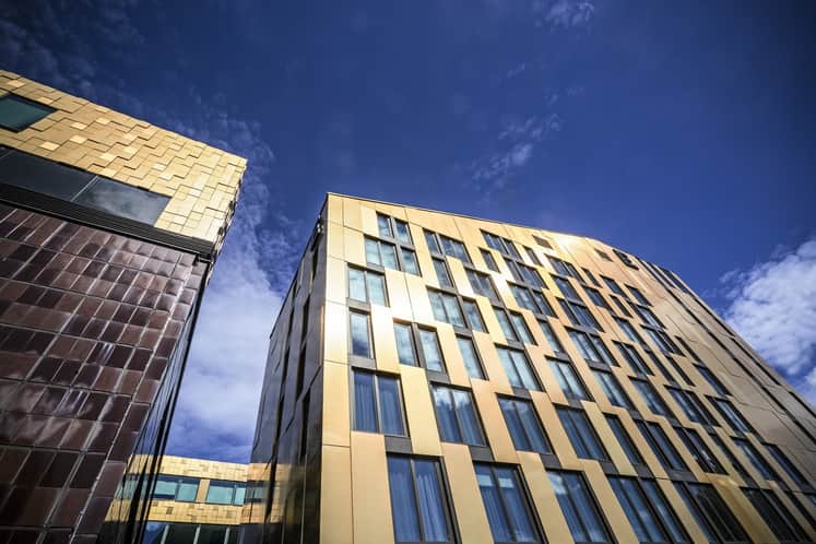 Bild underifrån på fasaden av Uppsala Gate