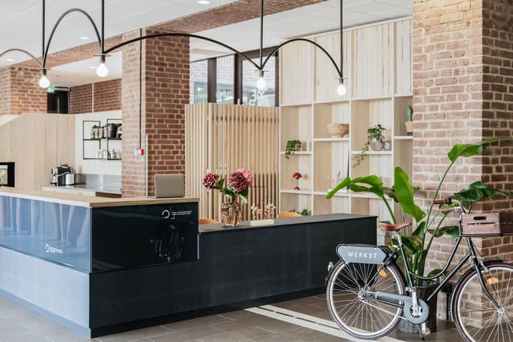 Tidigare blått fasadglas har tagits hand om och blivit en receptionsdisk