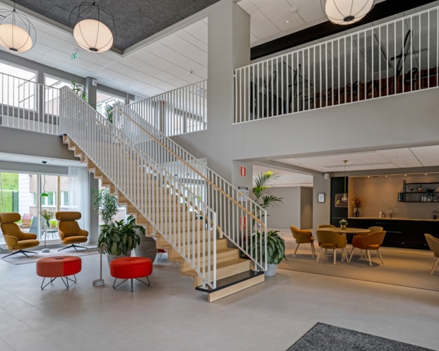 Vy över trapphuset och entrén.