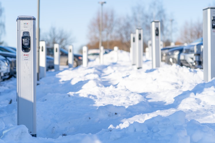 Laddstolpar i snö.